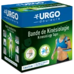 Bande de kinésiologie URGO en rouleau bleu de 5 m x 5 cm, posée sur un fond blanc, avec son emballage visible à l'arrière. Texture en coton élastique, idéale pour le soutien musculaire.