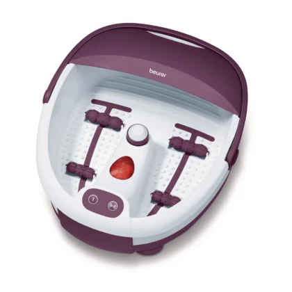 Beurer FB-21 : Détente et bien-être pour vos pieds Bain de pieds Beurer FB-21 avec pieds en mouvement dans l'eau bouillonnante, montrant les fonctions de massage et de chauffage.