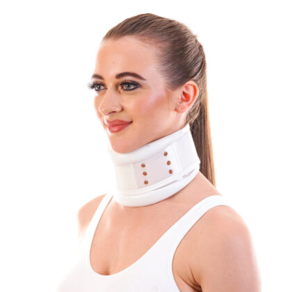 Présentation du produit Collier cervical rigide réglabledisponible avec les tailles S | M | L, de la marque Samson en Algérie.