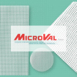 Plaque d'éventration Microval 2D en polypropylène, montrant sa structure et sa texture. Implant médical pour la réparation des hernies.