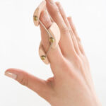 Attelle de doigt Capener Morsa Cyberg, visiblement en plastique rigide, offrant un support renforcé et une immobilisation douce. L'attelle est conçue pour un doigt individuel et présente un système de fixation ajustable. Elle est disponible en différentes tailles.