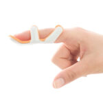 Attelle silicone médical "Grenouille" Morsa Cyberg pour le doigt, offrant soutien et confort. Couleur [Indiquer la couleur principale du produit, ex: bleu clair], forme ergonomique adaptant le doigt. Conçue pour la rééducation de la tendinite, entorse ou luxation, elle est discrète et facile à porter.