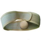 Ceinture médicale Morsa Cyberg pour hernie ombilicale, vue de face. Ceinture de couleur chair, fine et discrète, conçue pour le port quotidien. Elle est réglable et présente des sangles élastiques pour un ajustement personnalisé. Le logo Morsa Cyberg est discrètement imprimé sur le devant. La ceinture vise la zone de l'ombilic et semble offrir un soutien doux et stabilisateur. Disponible en tailles S à L.