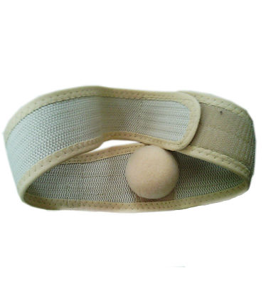 Ceinture médicale Morsa Cyberg pour hernie ombilicale, vue de face. Ceinture de couleur chair, fine et discrète, conçue pour le port quotidien. Elle est réglable et présente des sangles élastiques pour un ajustement personnalisé. Le logo Morsa Cyberg est discrètement imprimé sur le devant. La ceinture vise la zone de l'ombilic et semble offrir un soutien doux et stabilisateur. Disponible en tailles S à L.