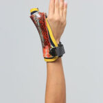 Attelle thermoplastique Morsa Cyberg pour le pouce. Attelle de couleur [couleur principale de l'attelle] avec une structure rigide et des éléments souples. Elle est ajustable par [type d'ajustement : velcro, boucle, etc.] et conçue pour maintenir et soulager le pouce en cas de douleur, d'arthrite, de tendinite ou d'entorse. Plusieurs tailles disponibles.