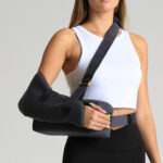 Écharpe de bras Morsa Cyberg, présentée en [couleur(s) dominante(s) de l'écharpe], conçue pour le soutien et la rééducation du bras, de l'épaule et du cou. L'image montre l'écharpe en position sur un bras [décrire le bras : est-ce un bras humain, une mannequin, etc.]. Elle comporte un coussin d'abduction (30°) intégré pour la stabilisation. L'écharpe semble être fabriquée dans un matériau [décrire le matériau : doux, élastique, etc.] et est disponible en différentes tailles. #douleurbras #rééducation