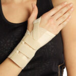 Attelle courte pour pouce Morsa Cyberg, présentée en [couleur dominante de l'attelle] avec une conception ergonomique. L'attelle est fabriquée en [matériau principal de l'attelle, ex: silicone souple] et dispose d'une sangle ajustable pour un maintien personnalisé. Elle est conçue pour être discrète et permettre une bonne mobilité du pouce.