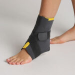 Chevillère cyberg Morsa en néoprène noir. Conception anatomique avec des renforts latéraux. Fermeture velcro réglable. Conçue pour le maintien et le soulagement des douleurs à la cheville. Plusieurs tailles disponibles.