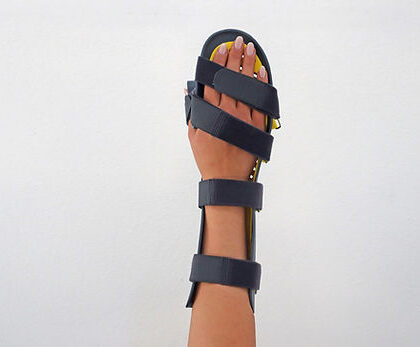 Orthèse thermoplastique Morsa Cyberg pour le poignet, visiblement ajustable et de couleur [préciser la couleur si visible], conçue pour offrir soutien et confort. Elle est présentée comme un dispositif médical visant à soulager les douleurs liées à l'arthrite et aux tendinites, et à améliorer la mobilité. Le design suggère une respirabilité grâce à une texture [préciser la texture si visible : perforée, etc.].