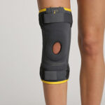 Genouillère Morsa Cyberg, genou blanc, offrant maintien et soutien. Conçue pour le confort et la respirabilité, elle est adaptée aux douleurs articulaires et aux entorses légères. Plusieurs tailles disponibles.