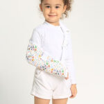 Écharpe de bras Morsa Cyberg pour enfant, motif coloré et ludique. Écharpe douce en coton et polyester, conçue pour protéger du froid et facile à enfiler.