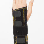 Attelle poignet-main néoprène Morsa Cyberg. Attelle de couleur noire, en néoprène, offrant un soutien au poignet et à la main. Elle est ajustable et conçue pour offrir confort et liberté de mouvement. Disponible en plusieurs tailles.