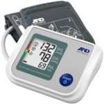 Tensiomètre électronique AND UA-767S-W, format XXL, affichant un écran digital. Compact et ergonomique, il est conçu pour une utilisation facile à domicile et propose une mesure automatique de la tension artérielle, une mémoire de 60 mesures et la détection d'arythmie. Fabriqué au Japon.