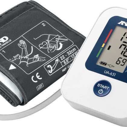 Tensiomètre AND UA-651 : Appareil de mesure de tension artérielle électronique, compact et ergonomique. Affichage numérique clair et facile à lire. Design minimaliste et moderne, évoquant la qualité de fabrication japonaise.