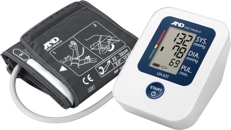 Tensiomètre AND UA-651 : Appareil de mesure de tension artérielle électronique, compact et ergonomique. Affichage numérique clair et facile à lire. Design minimaliste et moderne, évoquant la qualité de fabrication japonaise.