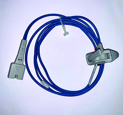 Capteurs SpO2 Starcare pour nourrissons : petite sonde médicale discrète, souvent bleue, conçue pour être attachée au doigt ou à la tête d'un bébé, connectée à un moniteur de surveillance. L'image met en évidence sa conception légère et sa facilité d'utilisation pour mesurer l'oxygénation sanguine à domicile, assurant la sécurité du nourrisson.