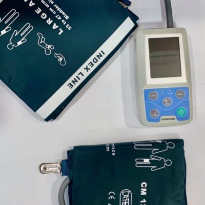 Holter tensionnel StarCare : Un petit appareil léger, fixé sur la poitrine, relié par des fils à un enregistreur compact. L'appareil est conçu pour une surveillance continue de la tension artérielle sur 24 heures. Présenté avec un logiciel d'analyse. #Holter #TensionArtérielle