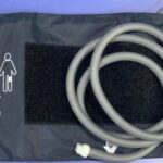 Brassard Holter Mapa StarCare, blanc, conçu pour un suivi continu de la tension artérielle sur 24 heures. Marque : Starcare.