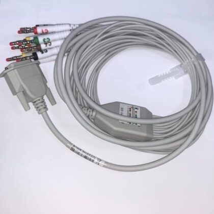 Câble ECG Starcare de 1,5 mètre. Câble médical flexible, de couleur [couleur du câble si visible, sinon "identifiable"], conçu pour la transmission de signaux cardiaques. Présentation du câble seul, sur fond [couleur du fond si visible, sinon "neutre"].