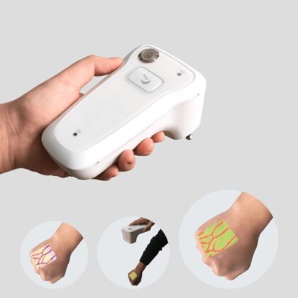 Détecteur de veines Starcare : dispositif médical compact et ergonomique, probablement tenu à la main, utilisé pour localiser les veines. L'image montre une interface utilisateur ou une visualisation sur un écran intégré au détecteur, indiquant la position des veines. Conçu pour une utilisation par les professionnels de santé (infirmiers et médecins), il facilite les injections et les prises de sang de manière précise et sans douleur. Le design suggère une technologie fiable et de haute qualité.