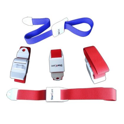Garrot médical en plastique clip facile à utiliser, présenté en vue rapprochée. Le garrot est bleu et possède un système de fixation par clip, permettant un ajustement rapide et sécurisé autour d'un membre. Il est destiné aux premiers secours et aux interventions médicales.
