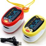 Oxymètre de pouls Starcare pour enfant : petit appareil compact avec écran affichant la saturation en oxygène et le rythme cardiaque. Conçu pour un suivi simple et fiable de la santé de votre enfant.