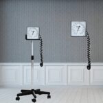 Tensiomètre mural Starcare : un appareil médical compact et robuste, conçu pour une installation facile au sein d'une clinique. L'image présente un tensiomètre fixé au mur, probablement en plastique blanc ou gris clair, avec un écran digital affichant une tension artérielle. L'appareil est présenté de manière à illustrer sa praticité et sa discrétion dans un environnement professionnel.