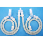 Kit de circuits pour respirateur adulte Starcare, conçu pour la sécurité et l'efficacité. L'image montre un ensemble de tubes et de connecteurs médicaux, probablement en plastique transparent, disposés sur un fond neutre. Les circuits appear robustes et bien conçus, suggérant une qualité professionnelle. Ils sont conditionnés pour une utilisation avec des respirateurs adultes et sont autoclavables, ce qui garantit la stérilité et réduit les risques de contamination. Adapté pour une utilisation par les professionnels de santé.