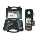 Luxmètre Starcare : petit appareil électronique noir et blanc, ergonomique et facile à tenir en main, utilisé pour mesurer l'intensité lumineuse. Il présente un écran digital affichant la valeur de la lumière et un bouton d'alimentation. Idéal pour vérifier et optimiser l'éclairage dans les environnements intérieur et extérieur.