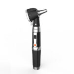 Otoscope LED Starcare T300 : Otoscope médical compact avec lumière LED réglable, tenant en main. Design ergonomique et robuste.