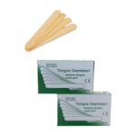 Abaisse-langue en bois clair, de forme ergonomique et légèrement incurvée, présenté sur un fond neutre. Le bois présente une texture naturelle et visible.