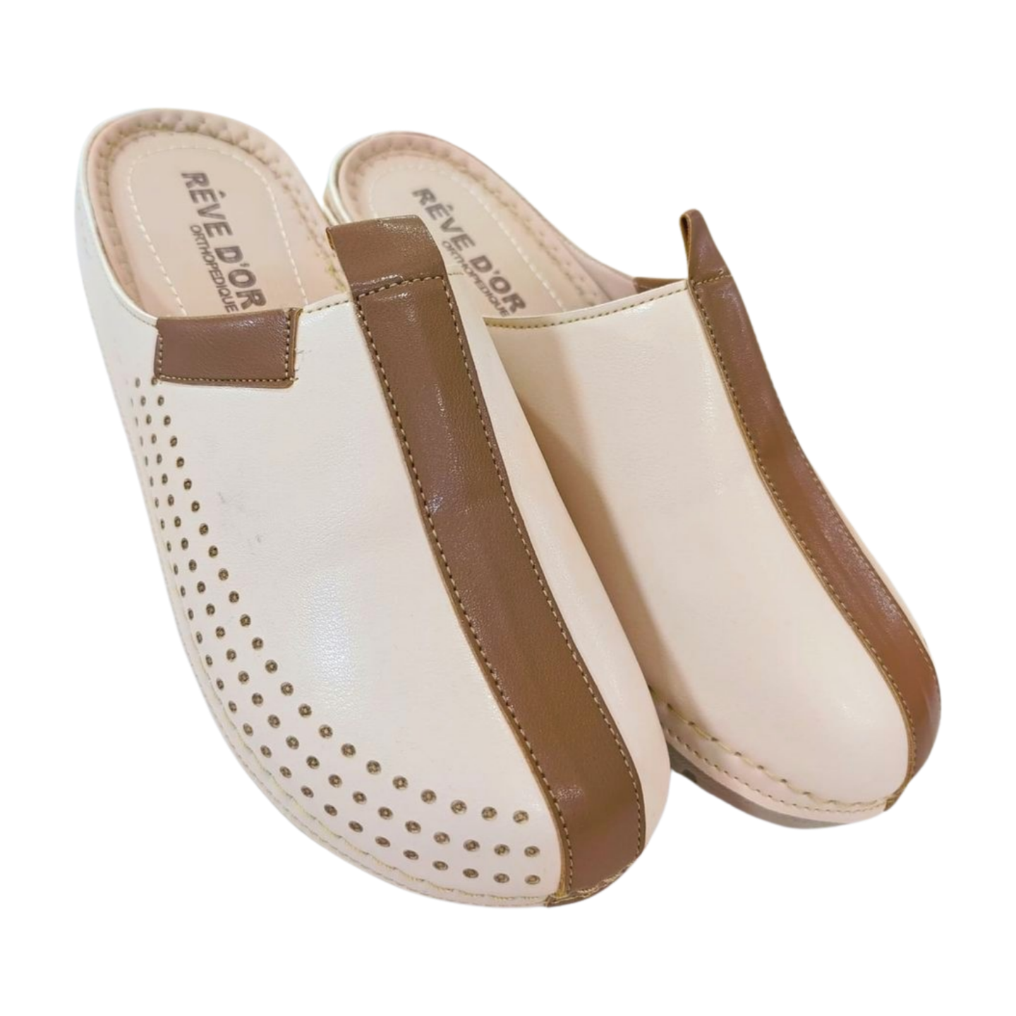 Sabot fermé beige pour femme, modèle Reve d'or (taille 37-40). Conçu pour le confort, il présente un tissu respirant et une semelle souple. Style intemporel, idéal pour la maison et les tenues décontractées.
