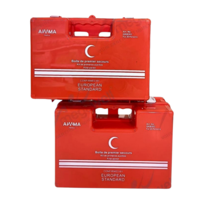 Boîte de premiers secours Aimma : boîte blanche rectangulaire avec un couvercle transparent, contenant divers articles médicaux. On distingue des pansements de différentes tailles, un flacon d'antiseptique et d'autres fournitures de soins. Un emoji de pansement est visible sur l'image.