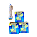 Appareil électrique Licetec v-comb pour l'élimination des poux. Petit appareil ergonomique de couleur [mentionner la couleur principale, ex: bleu clair], doté d'une base et d'une tête de peigne en plastique. La tête de peigne présente une structure fine et régulière. Il est conçu pour être manipulé à la main.