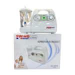 Aspirateur nasal portable Swingmed SM-1009-A, petit appareil blanc ergonomique, destiné au nettoyage du nez. Il est présenté tel qu'il est vendu, avec son emballage possiblement visible en arrière-plan. Cet aspirateur est conçu pour soulager les congestions nasales, les symptômes du rhume et les allergies, offrant un confort respiratoire. Il est facile à nettoyer et son utilisation est discrète.