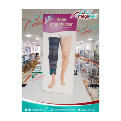 Attelle de genou Zimmer Flamingo, rose et blanche, présentée sur fond neutre. L'attelle est conçue pour le soutien et la protection du genou. On distingue des zones de ventilation sur les côtés et un système de réglage par sangles. Elle est présentée sous un angle permettant de visualiser sa forme ergonomique et sa facilité d'utilisation. #attelegenou #Flamingo