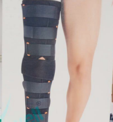 Attelle de genou Zimmer Flamingo, rose et blanche, présentée sur fond neutre. L'attelle est conçue pour le soutien et la protection du genou. On distingue des zones de ventilation sur les côtés et un système de réglage par sangles. Elle est présentée sous un angle permettant de visualiser sa forme ergonomique et sa facilité d'utilisation. #attelegenou #Flamingo