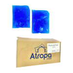 Poche en gel froid Atropa, 160g, présentée sur fond neutre. Poche de couleur bleu clair, de forme rectangulaire, contenant un gel froid. La poche est visiblement souple et légèrement texturée. Le logo "Atropa" est discrètement imprimé sur la poche. L'image suggère un produit destiné au soulagement de douleurs musculaires et d'entorses.