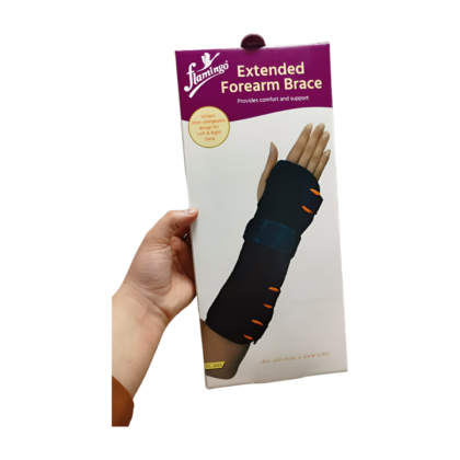 Attelle avant-bras réglable Flamingo OC 2085, en plastique blanc, conçue pour le soutien et la rééducation de l'avant-bras. Montrée sur un avant-bras, elle possède des sangles de réglage et une ouverture pour le pouce. Plusieurs tailles disponibles.