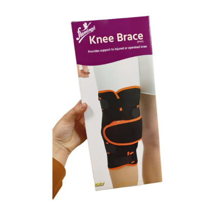 Attelle de genou courte Flamingo OC 2011, visible sur l'image. Elle est de couleur [préciser la couleur, par exemple : noire ou bleu marine] et conçue pour le genou. L'attelle est courte, arrivant au-dessus du genou, et semble faite d'un matériau [préciser le matériau, par exemple : néoprène ou tissu respirant]. On peut distinguer [mentionner les éléments visuels spécifiques, par exemple : des sangles ajustables, un renfort métallique ou un système de fermeture spécifique]. Elle est présentée [préciser la présentation, par exemple : sur un fond neutre ou portée par une personne]. L'attelle est destinée à soutenir et stabiliser le genou.