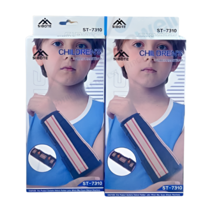 Attelle de poignet Sibote ST-7310 pour enfant, visiblement confortable et adaptée aux petites tailles (XS-XXXS), conçue pour soutenir et soulager les douleurs dues à des entorses ou tendinites. L'attelle est présentée sur un fond neutre, mettant en évidence sa forme et son ajustement.