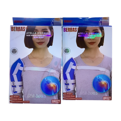 Attelle d'épaule Berbas BR027, vue de face, en matériau souple et ajustable. L'attelle, de couleur [indiquer la couleur principale de l'attelle], est conçue pour stabiliser l'épaule et est dotée de [mentionner les éléments de réglage visuellement présents, ex: sangles velcro, boucles] pour un maintien personnalisé. L'attelle est présentée sur un fond [décrire le fond, ex: blanc uni, gris clair] afin de mettre en valeur son design et sa fonctionnalité.