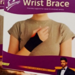 Bandage de poignet élastique rose à motif flamant rose. Conçu pour le soutien, la compression et le confort, il est respirant et facile à appliquer. Taille unique.