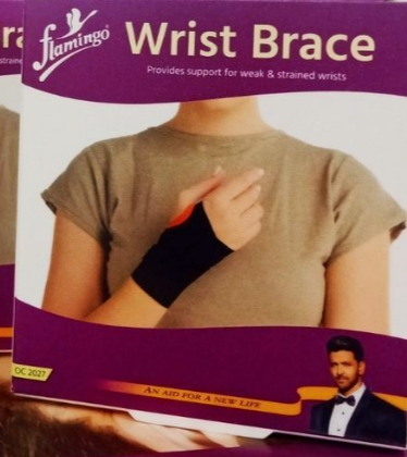 Bandage de poignet élastique rose à motif flamant rose. Conçu pour le soutien, la compression et le confort, il est respirant et facile à appliquer. Taille unique.