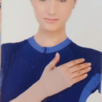 Bandage de poignet rose flamingo, modèle OC 2104, conçu pour le soutien et la protection en cas d'entorse, tendinite ou douleur. Le bandage est respirant et disponible en différentes tailles.