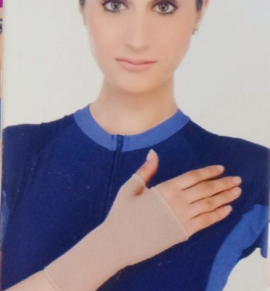 Bandage de poignet rose flamingo, modèle OC 2104, conçu pour le soutien et la protection en cas d'entorse, tendinite ou douleur. Le bandage est respirant et disponible en différentes tailles.