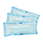 Bande gaze Aldismed, lot de 400 pièces (10x4m), présentée en rouleau. Bandage blanc, fin et souple, avec une texture respirante et non-adhérente. Produit de premiers secours en parapharmacie.