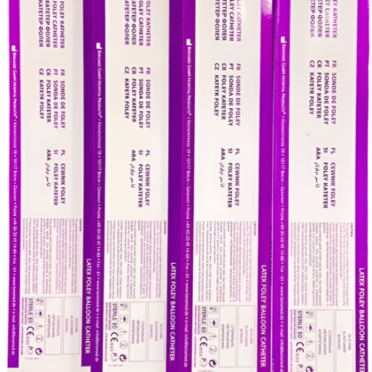 Sonde de Foley pour femme Beromed, présentée dans son emballage. La sonde, de couleur transparente, est visiblement flexible et munie d'un ballonnet. L'emballage est clairement étiqueté avec la marque "Beromed" et indique les tailles disponibles (CH12-CH18). Le produit est conçu pour une gestion confortable et efficace de la rétention urinaire.