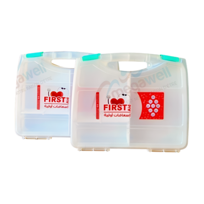 Boîte à pharmacie blanche rectangulaire, de taille moyenne, avec plusieurs compartiments visibles. Elle est fermée par un couvercle et présente le logo "Atropa Blanche First Aid" en bleu. L'image suggère une boîte à pharmacie organisée et pratique pour un usage domestique.