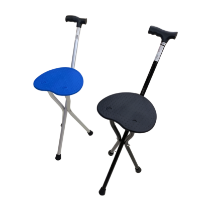 Canne chaise pliable Megawell MCA206 en aluminium léger, avec une poignée ergonomique. La chaise est pliée et empilée à côté de la canne. Elle est conçue pour offrir confort, robustesse et praticité, avec une capacité de charge allant jusqu'à 120 kg. #mobilité #cannepliable